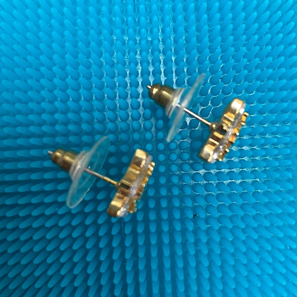 Snowflake -gold-tone pierced earrings - Picture 2 of 4